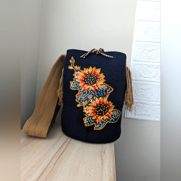 SOLD / Authentic Wayuu Bag / Handmade Bags/ Sunflower 🌻 - Picture 5 of 9